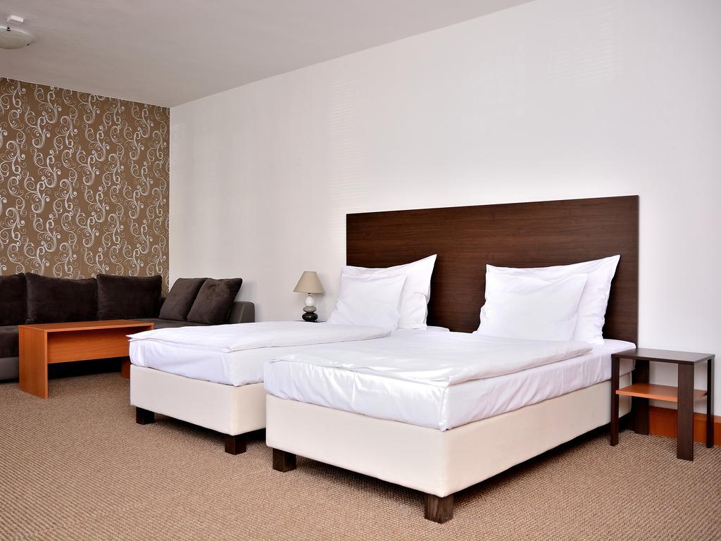 Hotel Atrium Pardubice Kültér fotó